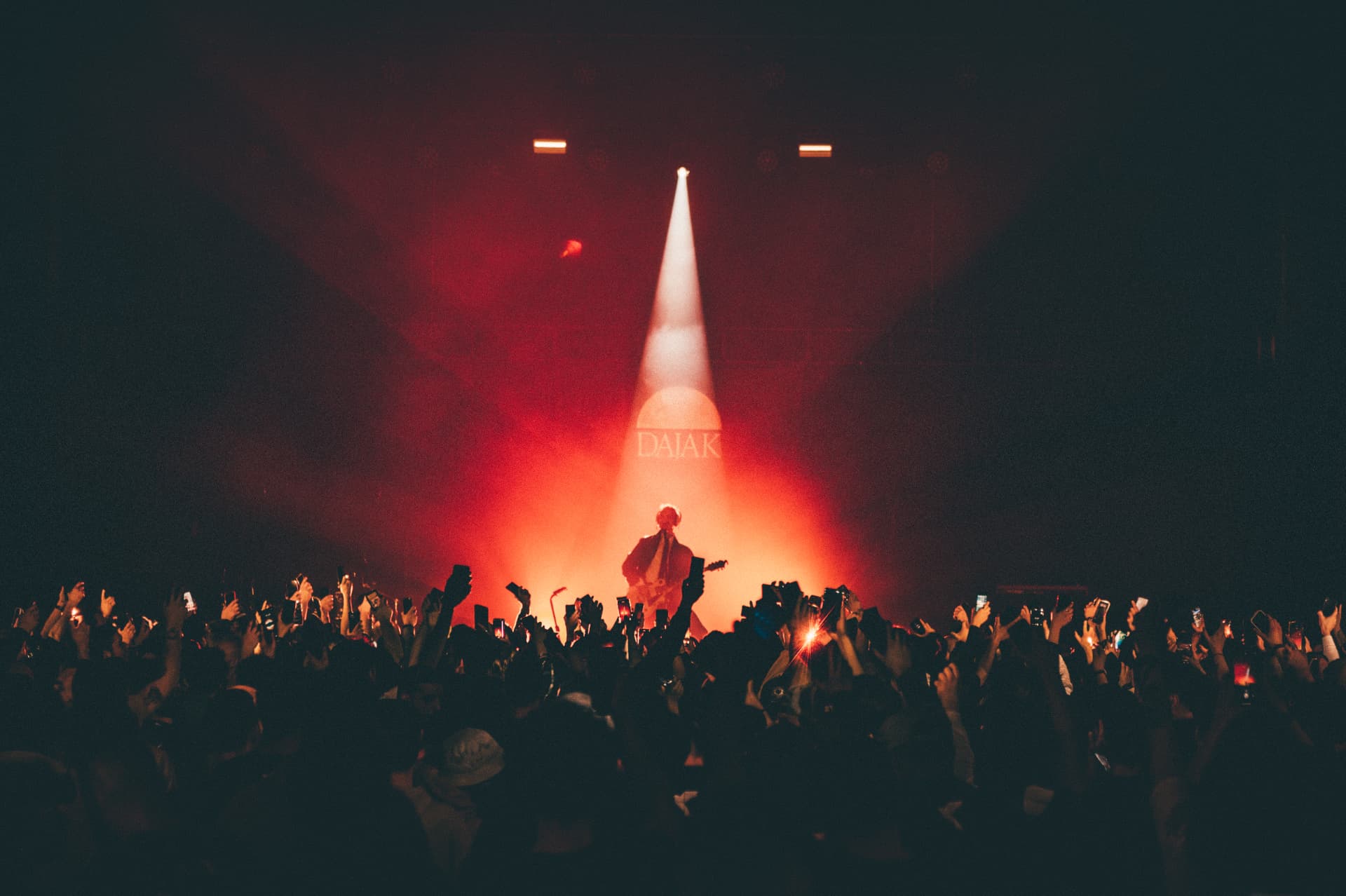Concert photographié par AMARAH, foule et faisceau de lumière